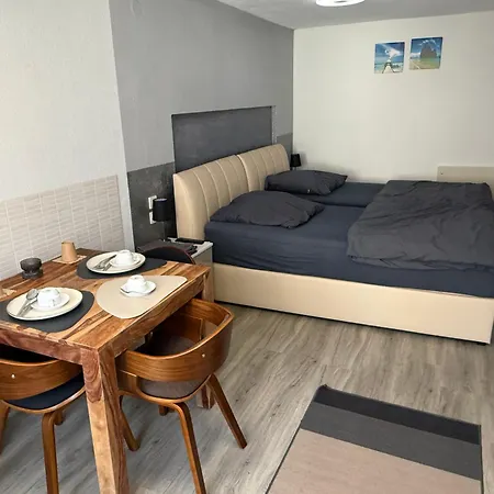 Neon Apartements 招待所