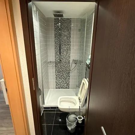 Neon Apartements 招待所