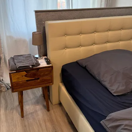 Neon Apartements 招待所