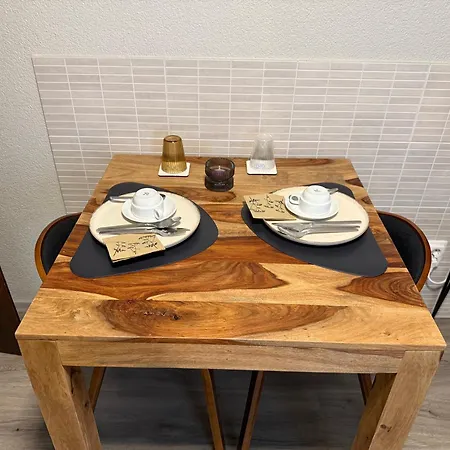 招待所 Neon Apartements