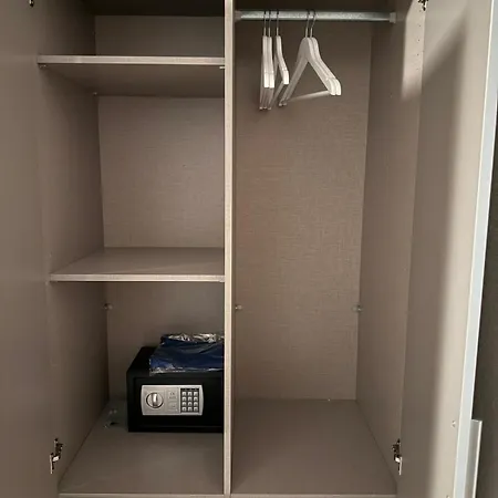 招待所 Neon Apartements