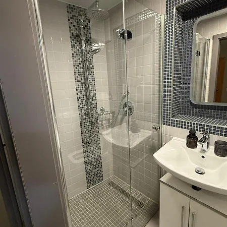 Neon Apartements 招待所